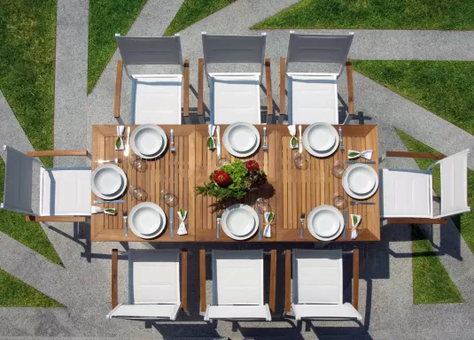 zestaw stołowy na taras aluminium białe blat teak