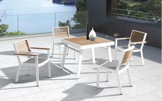 Biały kwadratowy komplet stołowy dla 4 osób YORK Biały kwadratowy komplet stołowy dla 4 osób YORK