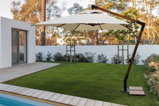 Parasol z drewnianą nogą boczną i kremowym poszyciem 3x3 CAPUA bizzotto