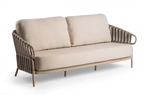 Nowoczesna sofa ogrodowa trzyosobowa aluminiowa w kolorze beżowym z beżowymi poduszkami nuri Nowoczesna sofa ogrodowa trzyosobowa aluminiowa w kolorze beżowym z beżowymi poduszkami nuri