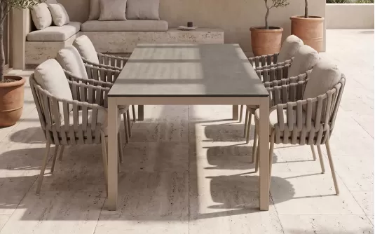 Zestaw obiadowy na taras aluminiowy ze stołem briga i krzesłami nuri beżowy Zestaw obiadowy na taras aluminiowy ze stołem briga i krzesłami nuri beżowy