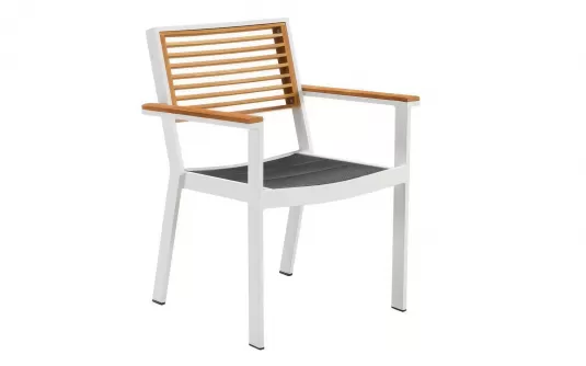 Białe krzesło ogrodowe aluminiowe sztaplowane podłokietniki i oparcie teak YORK Higold Białe krzesło ogrodowe aluminiowe sztaplowane podłokietniki i oparcie teak YORK Higold