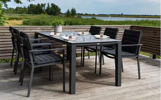 Zestaw stołowy na taras w kolorze antracyt z ceramicznym blatem w stołu Concept primavera life Zestaw stołowy na taras w kolorze antracyt z ceramicznym blatem w stołu Concept primavera life