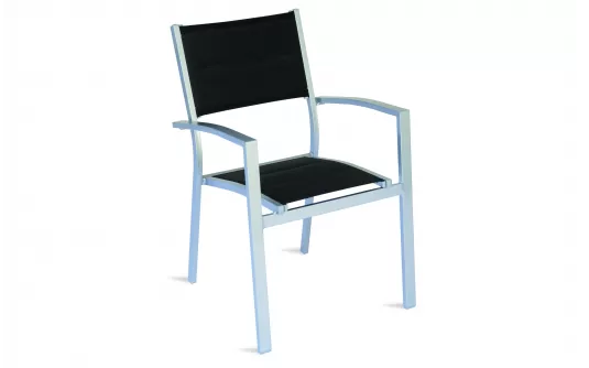 fotel z aluminium z czarnym siedziskiem